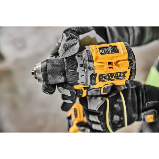 A gloved hand adjusting the torque setting on a DCD800E2T 18V XR Brushless Drill Driver