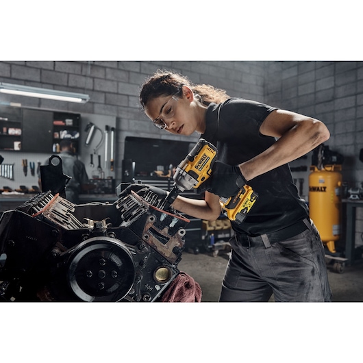 18V XR Brushless 1/2" Hog Ring Mid Torque Impact Wrench - 2 X 5Ah  Battery
