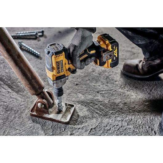 18V XR Brushless 1/2" Hog Ring Mid Torque Impact Wrench - 2 X 5Ah  Battery