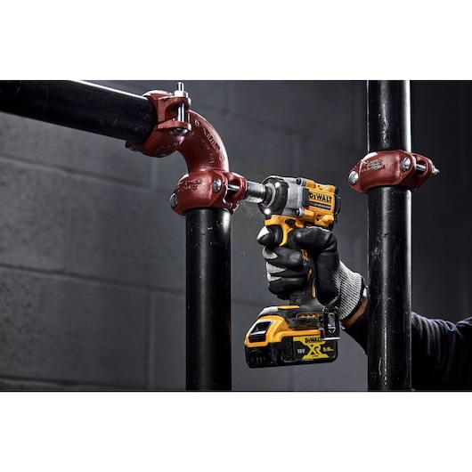 18V XR Brushless 1/2" Detent Pin Compact Impact Wrench - 2 X 5Ah Battery