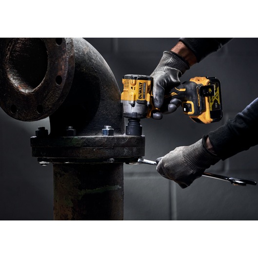 18V XR Brushless 1/2" Detent Pin Compact Impact Wrench - 2 X 5Ah Battery