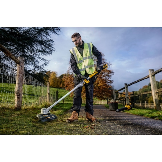 18V XR Brushless String Trimmer with Folding Shaft - 1 x 5Ah