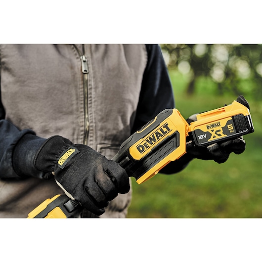 18V XR Brushless String Trimmer with Folding Shaft - 1 x 5Ah