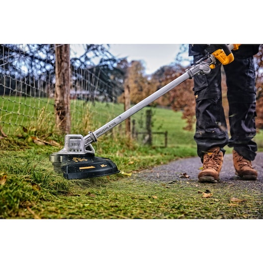 18V XR Brushless String Trimmer with Folding Shaft - 1 x 5Ah