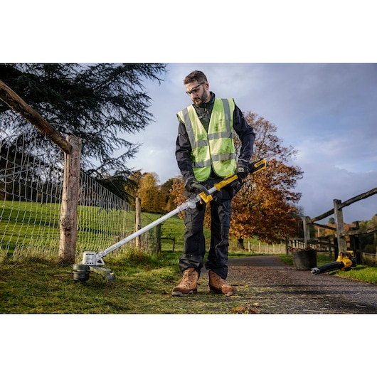 18V XR Brushless String Trimmer with Folding Shaft - 1 x 5Ah