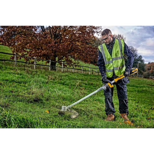 18V XR Brushless String Trimmer with Folding Shaft - 1 x 5Ah